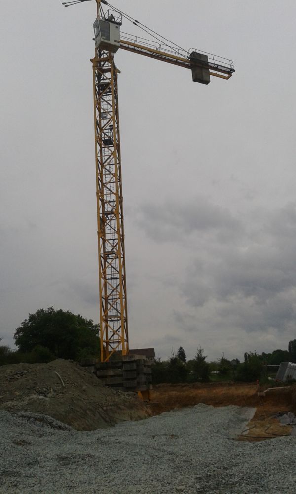 Montage de la grue en cours